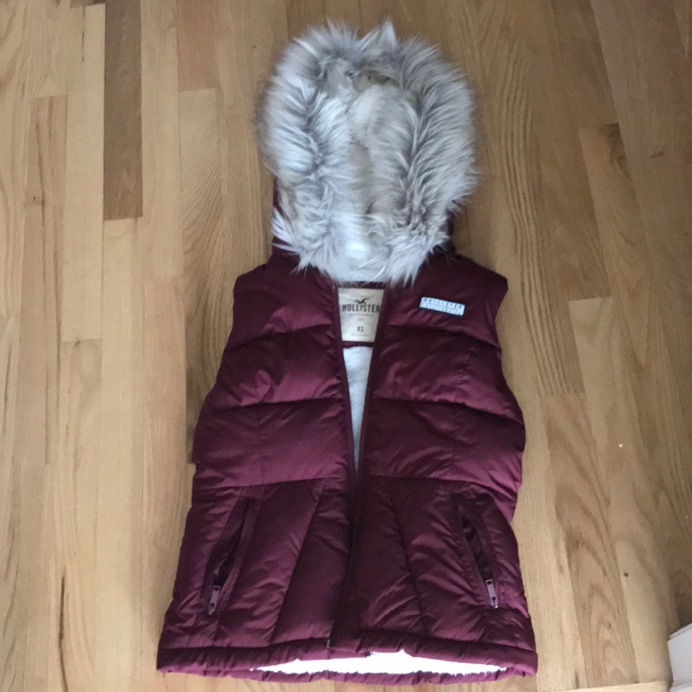 Hollister maroon vest XS NWT